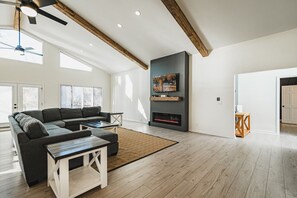 Smart TV, fireplace, ping pong, stereo
