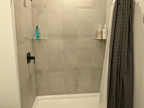 Handtücher, Seife, Shampoo, Toilettenpapier