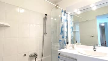 Bathtub, hair dryer, towels