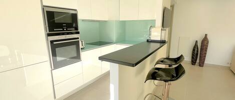 Kjøleskap, mikrobølgeovn, ovn og kokeplater