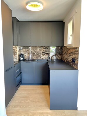 Réfrigérateur, micro-ondes, plaque de cuisson, lave-vaisselle