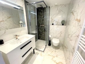 Dusche, Haartrockner, Handtücher