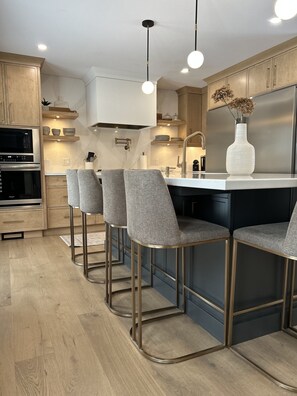 Fridge, microwave, oven, stovetop - 5* Lavish Luxury Home in Grand Bend where the Sunsets are Breathtaking (Grand Bend)