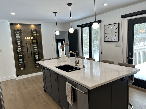 Fridge, microwave, oven, stovetop - 5* Lavish Luxury Home in Grand Bend where the Sunsets are Breathtaking (Grand Bend)