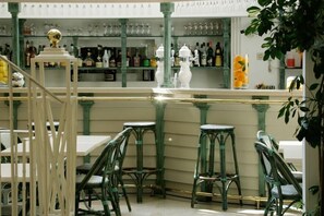 Bar (on property) - Saint Sauveur Hotel (Lourdes)
