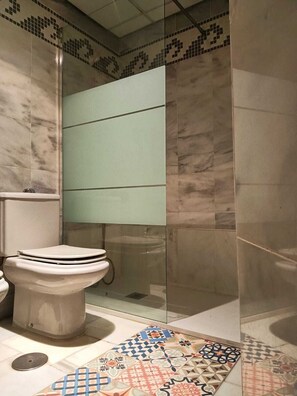 Shower, bidet, towels