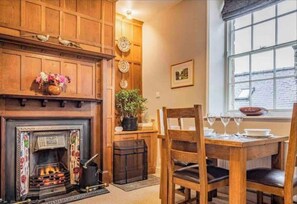 Dining - Heritage cottage with stunning views (Matlock Bath)