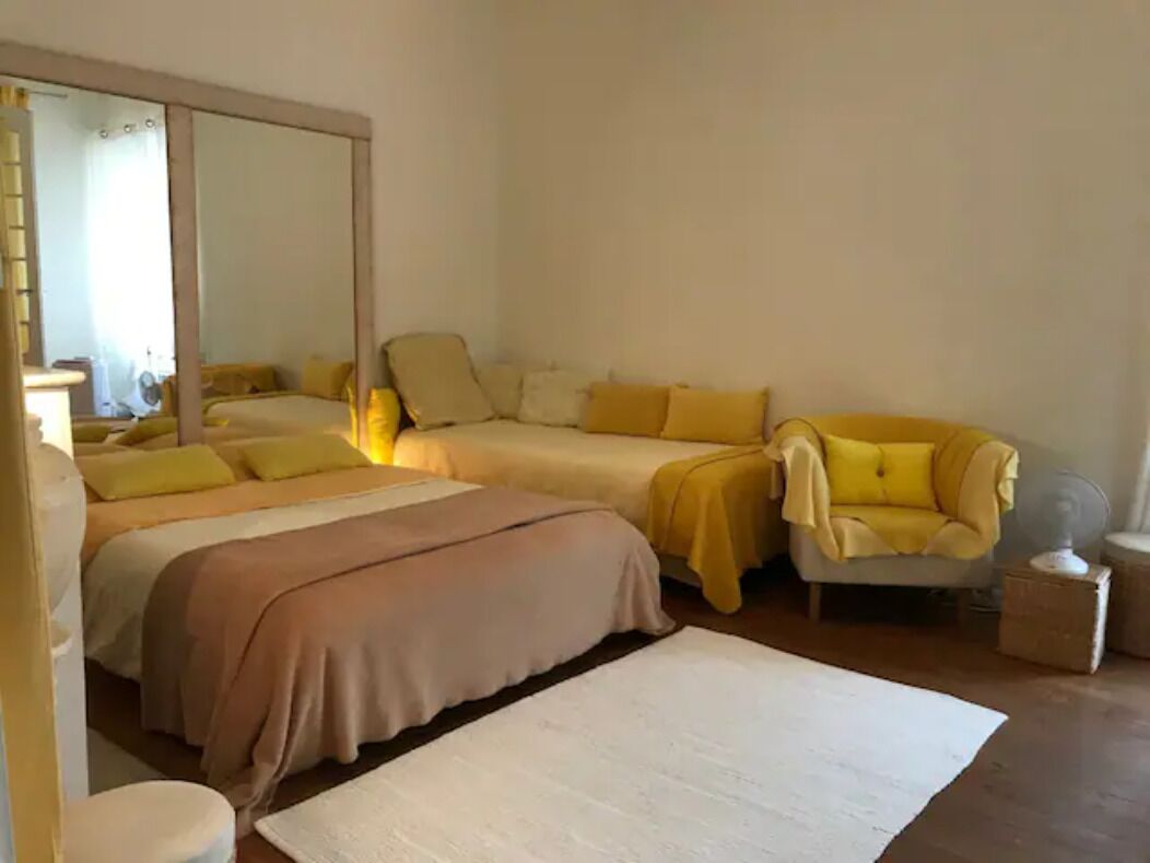 2 chambres, bureau, fer et planche à repasser, lit parapluie