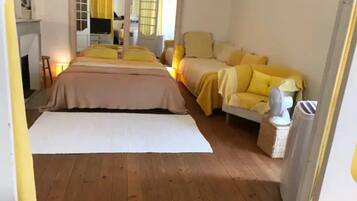 2 slaapkamers, een bureau, een strijkplank/strijkijzer, reisbedje