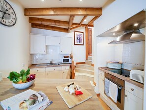 Kylskåp, mikrovågsugn, ugn och spishäll