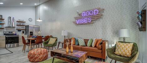 Smart-tv, bøger, stereoanlæg