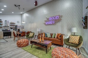 Een smart-tv, boeken en een stereo