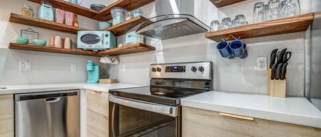 Geladeira, micro-ondas, fogão, cooktop