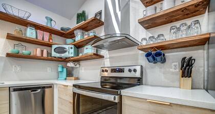 \*DISCO DEN*/ All New Funky 70s Pad w/ Hot Tub!