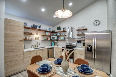 ✧✧DISCO DEN✧✧ All New Funky 70s Pad w/ Hot Tub!  3 bedrooms / 2 bathrooms!