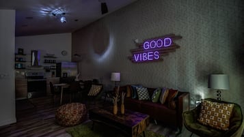 Smart TV, books, stereo