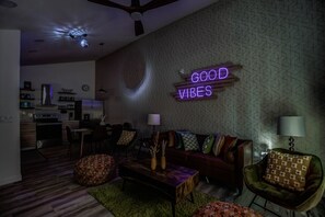 Smart-TV, bøker og stereoanlegg