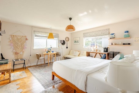 1 bedroom, iron/ironing board, travel crib, free WiFi. King Suite Private Entry | Walk to Shops & Dining