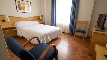 Dobbeltrom – basic | Skrivebord, wi-fi (inkludert) og sengetøy