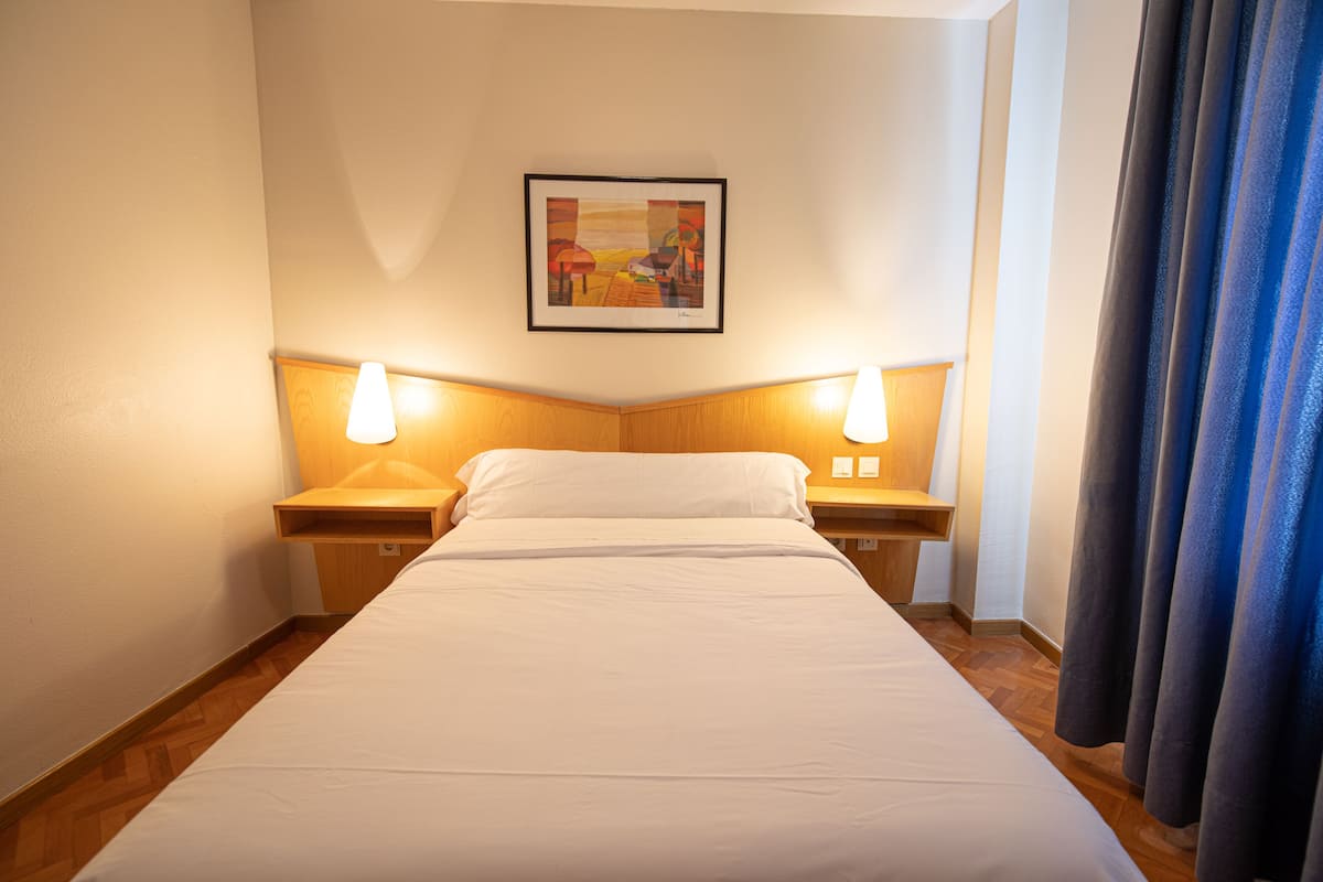 Eenvoudige tweepersoonskamer | Een bureau, gratis wifi, beddengoed