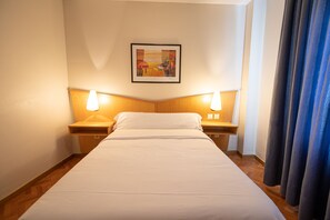 Escritorio, wifi gratis y ropa de cama