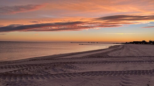 Renovated Blue Beach Bungalow - Blocks to Beach!