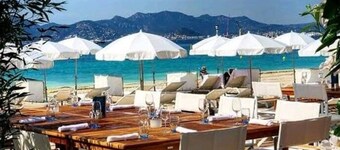 Beach House on the right Palais - up to 3CH showers - FIBRE - PKG (s) secured (s)