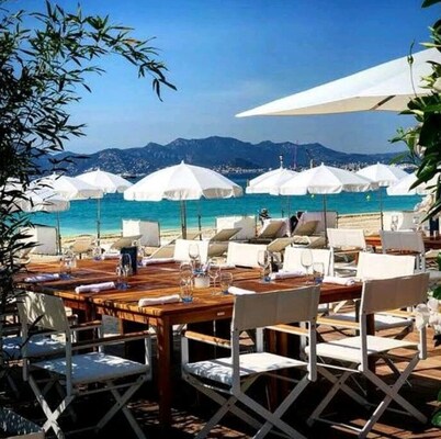 Beach House on the right Palais - up to 3CH showers - FIBRE - PKG (s) secured (s)