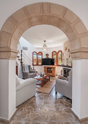 Televisie, een open haard en een tafeltennistafel