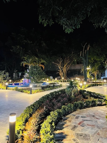 Courtyard. Châu Sơn Garden Resort