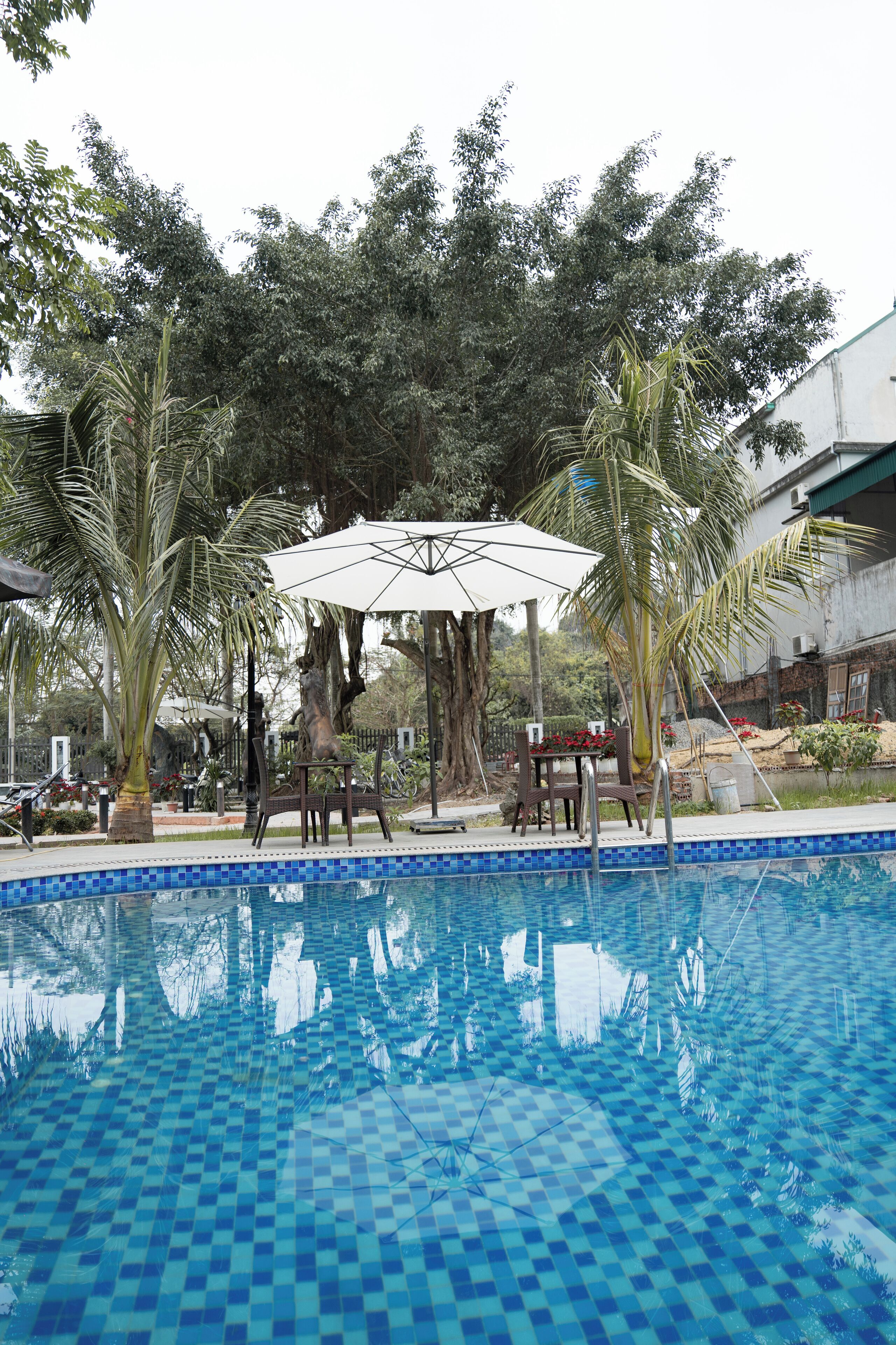 Una piscina al aire libre, sombrillas, socorrista en las instalaciones