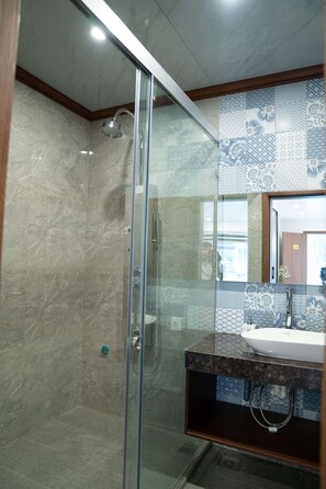 Luxury Quadruple Room | Bathroom