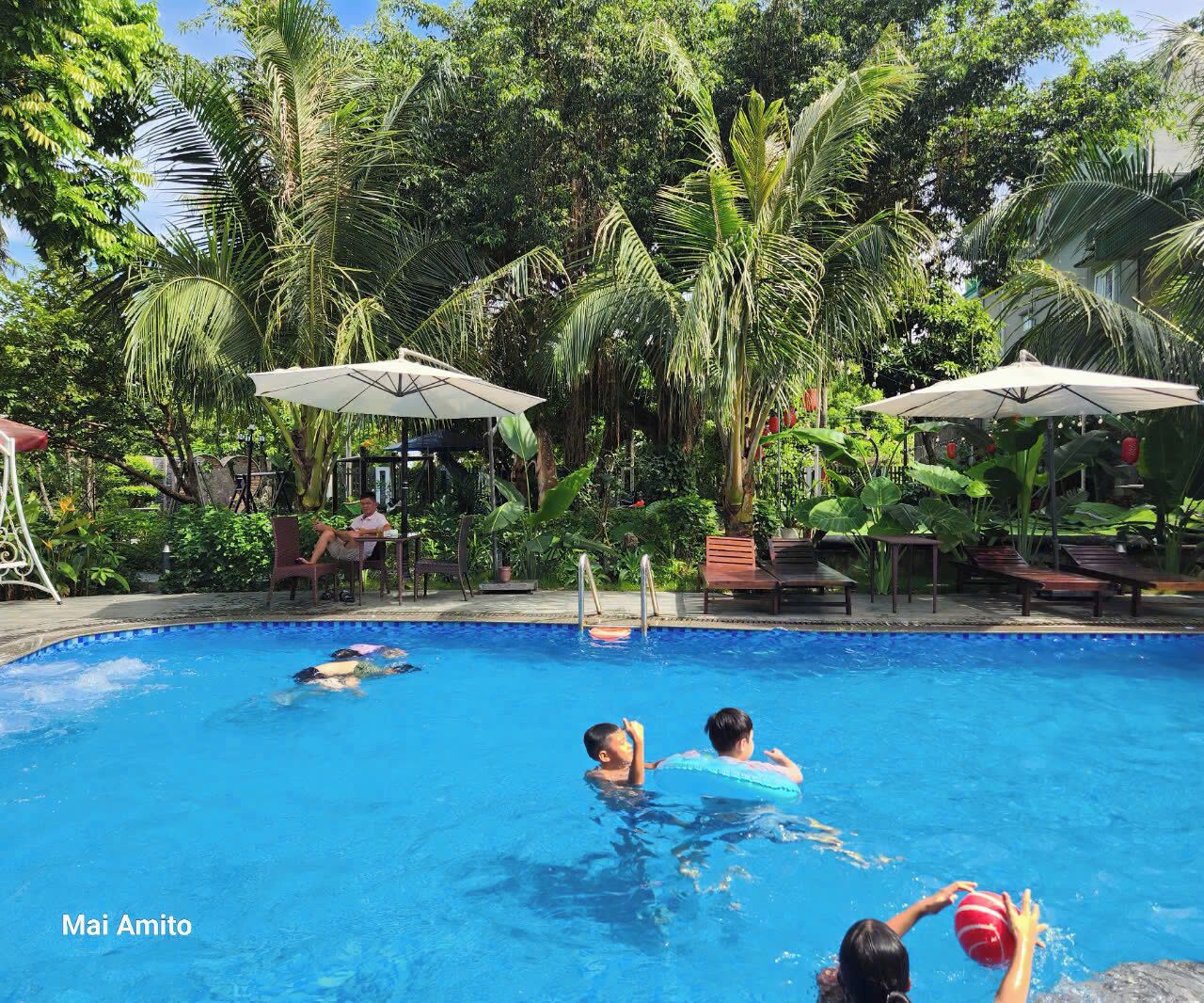 Piscine extérieure, parasols de plage, maîtres-nageurs sur place