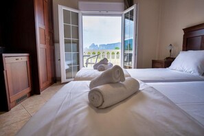 Espacio para trabajar con laptop, insonorización y cuna de viaje 