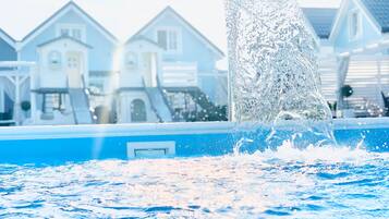 Außenpool (je nach Saison geöffnet), Liegestühle