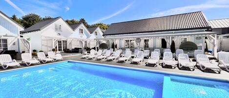 Hồ bơi ngoài trời phục vụ theo mùa, ghế dài tắm nắng