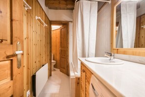 Baignoire, séchoir à cheveux, serviettes fournies