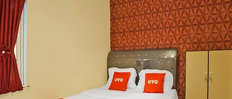 Escritorio, wifi gratis y ropa de cama