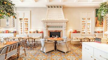 Desayuno buffet (EUR 17 por persona)