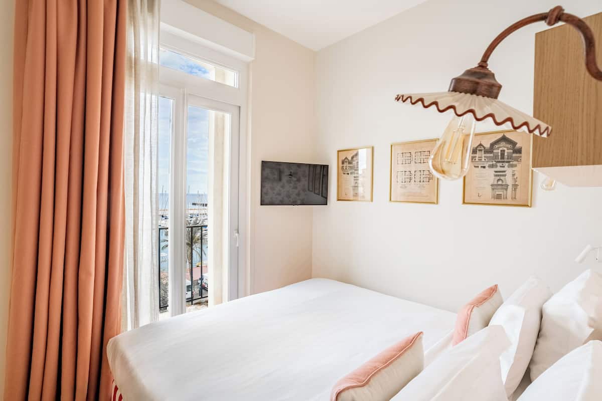 In-room safe, free WiFi, bed sheets