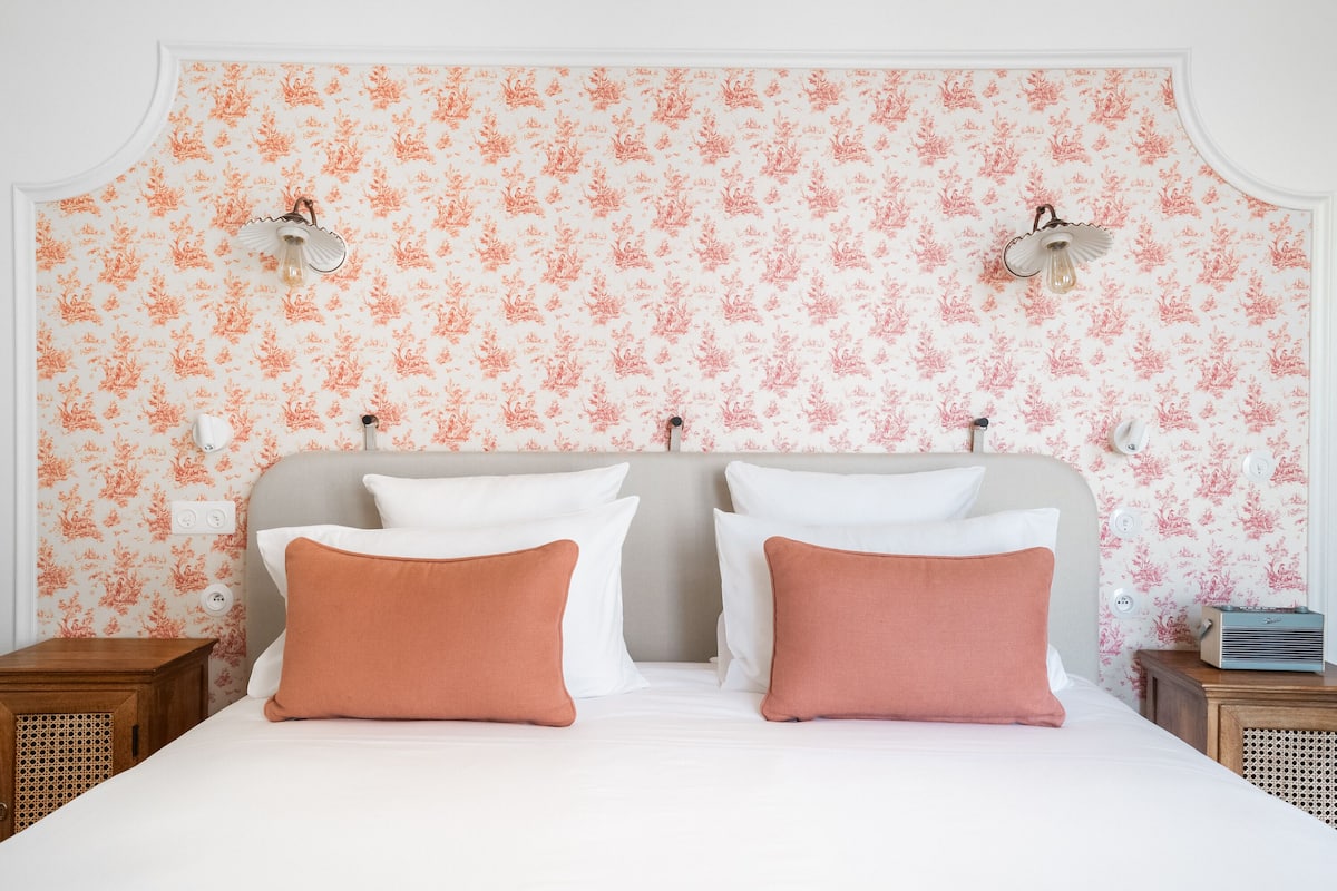 In-room safe, free WiFi, bed sheets