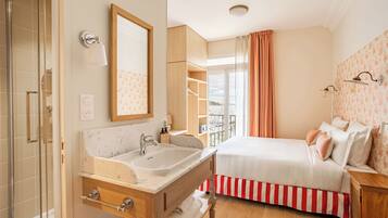 Habitación clásica, vista al mar | Caja de seguridad en la habitación, wifi gratis y ropa de cama