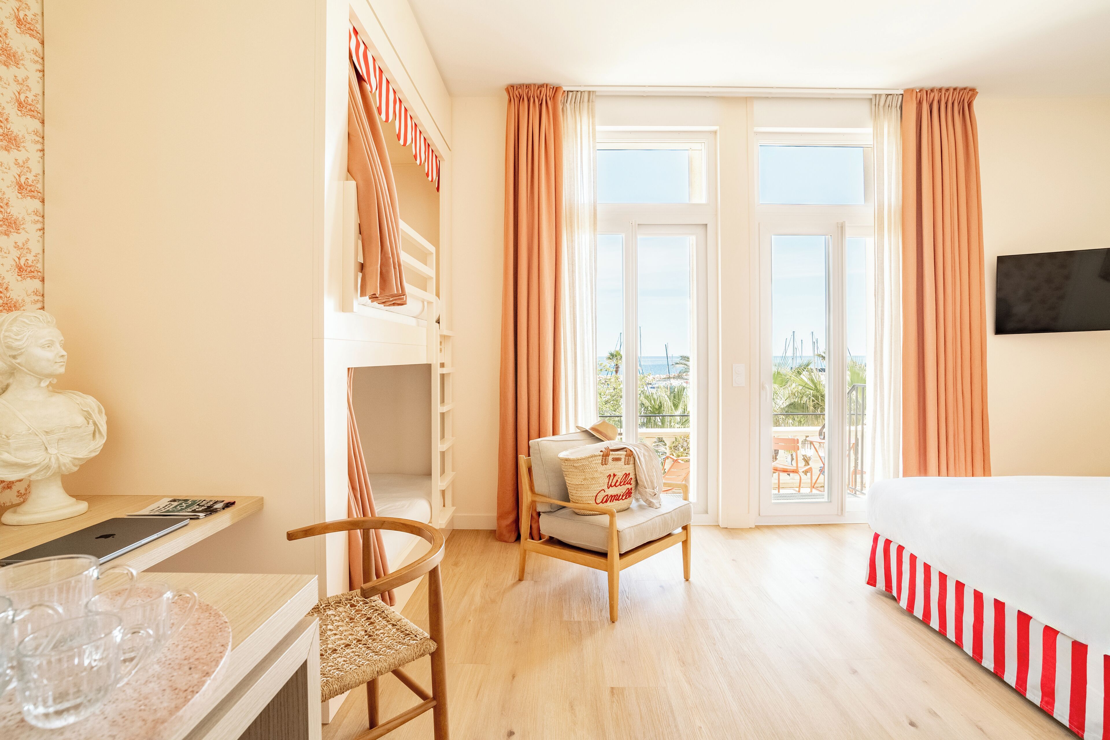 Chambre Familiale Vue Mer | Cofres nos quartos, Wi-Fi de cortesia, roupa de cama