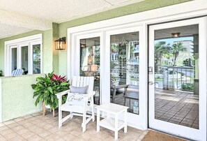 Exterior detail - 2BR Beach Home w/ 3 Patios & 2 Private Beaches | Deja Vu (Destin)