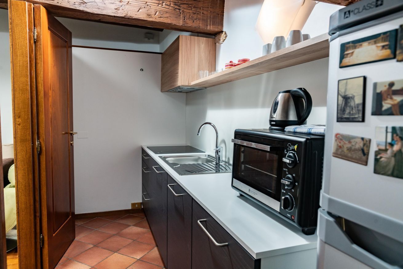 Cafetera y tetera, refrigerador, horno y parrilla de estufa 