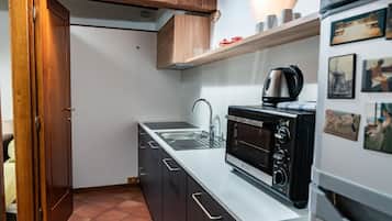 Cafetera y tetera, refrigerador, horno y parrilla de estufa