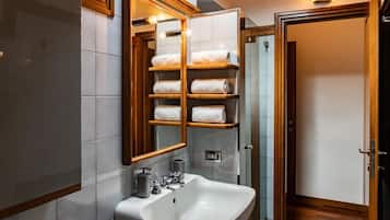 Bathtub, hair dryer, bidet, towels