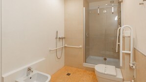 A bathroom with a shower, toilet, and bidet. - Rossini · Deluxe double/twin room (Verona)