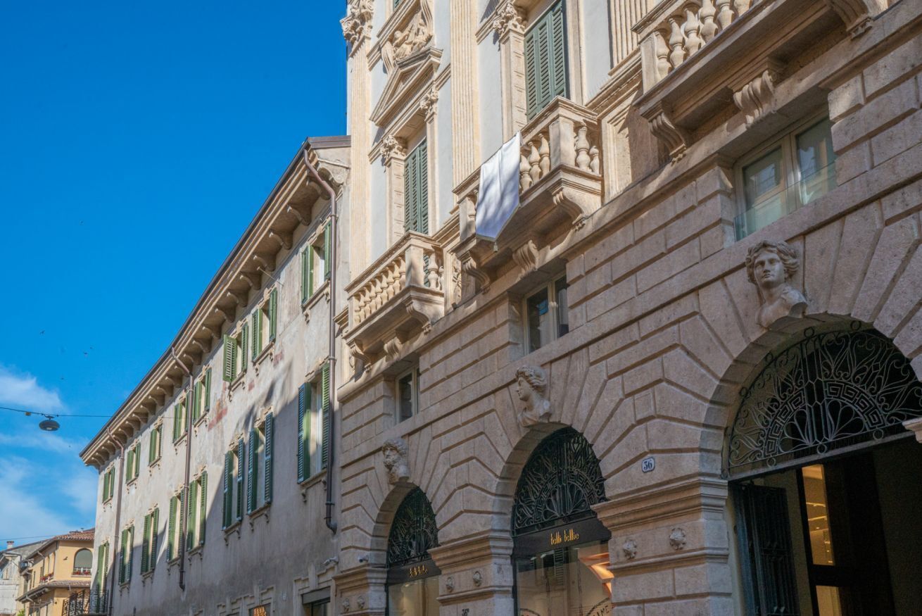 Ein historisches Gebäude mit klassischer Architektur, mit rundbogigen Fenstern und aufwendigen Steinwerk-Details.