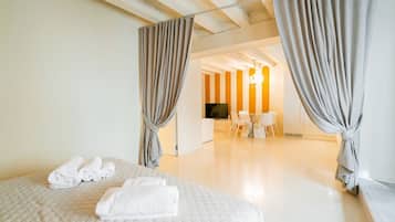 2 habitaciones, caja de seguridad en la habitación y escritorio
